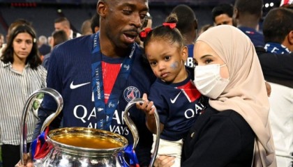 登哥登嫂好登贝莱与妻子女儿一起捧大耳朵杯庆祝